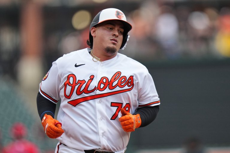 Orioles catcher Yohel Pozo gets hit in hand by Josh Bell's bat, leaves game | iNFOnews.ca