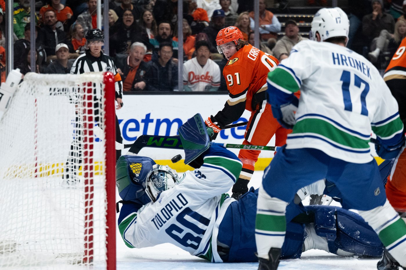 Rossi scores with 9.5 seconds left in regulation, Canucks beat Ducks 4-3 | iNFOnews.ca Rossi scores with 9.5 seconds left in regulation, Canucks beat Ducks 4-3 | iNFOnews.ca