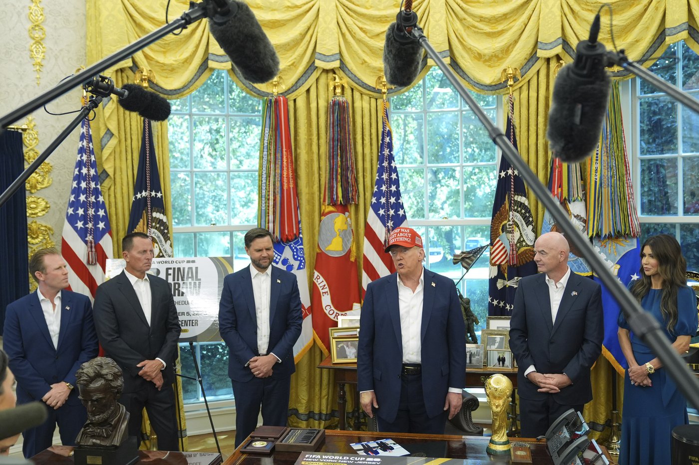 Trump visits a DC gift shop and the Kennedy Center during military crackdown | iNFOnews.ca Trump visits a DC gift shop and the Kennedy Center during military crackdown | iNFOnews.ca