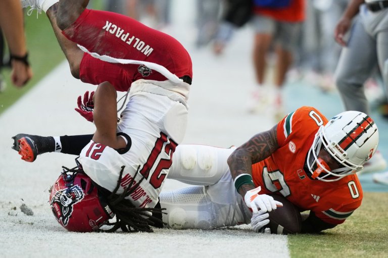 Carson Beck throws 3 TDs, No. 16 Miami rolls to 41-7 win over N.C. State | iNFOnews.ca