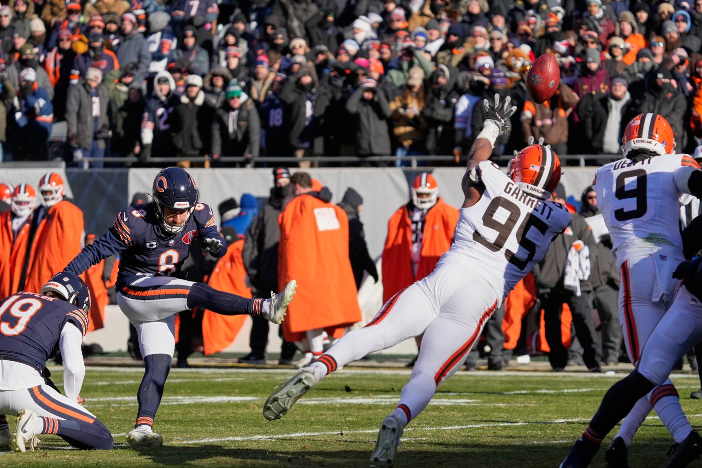 Caleb Williams throws for 2 TDs, Bears pound Browns even as Myles Garrett closes in on sacks record | iNFOnews.ca