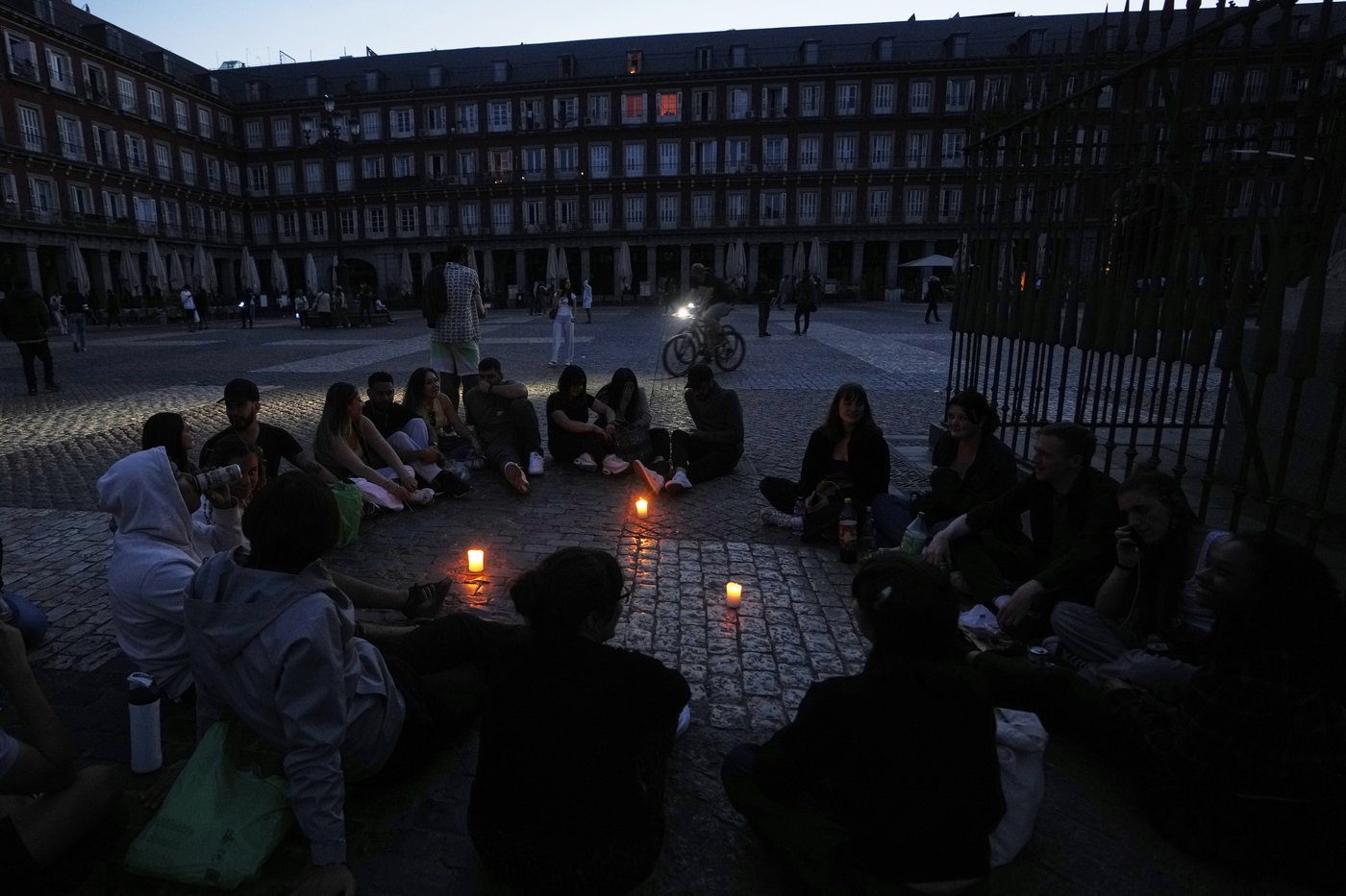No power, no problem. How some in Spain and Portugal defied the outage and embraced the present | iNFOnews.ca