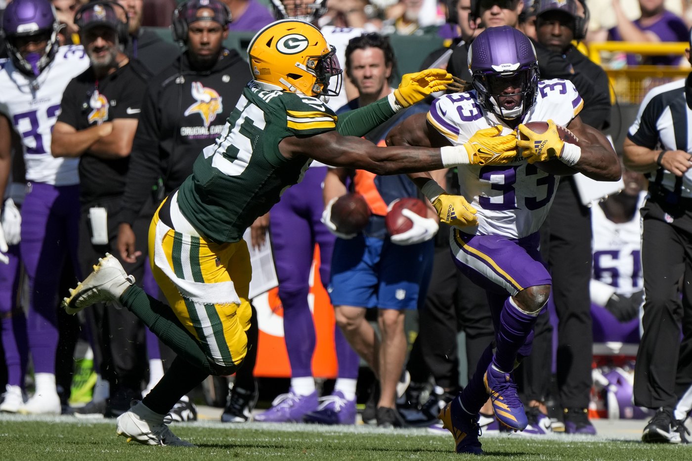 Sam Darnold and undefeated Vikings dominate first half and hang on to beat Packers 31-29 | iNFOnews.ca