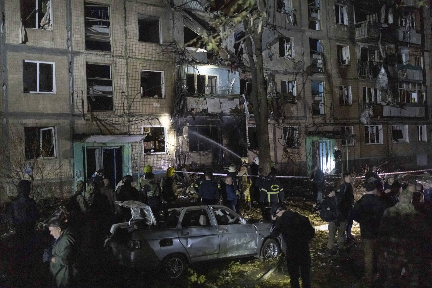 12 injured after a Russian glide bomb smashes into a Ukrainian apartment building | iNFOnews.ca 12 injured after a Russian glide bomb smashes into a Ukrainian apartment building | iNFOnews.ca