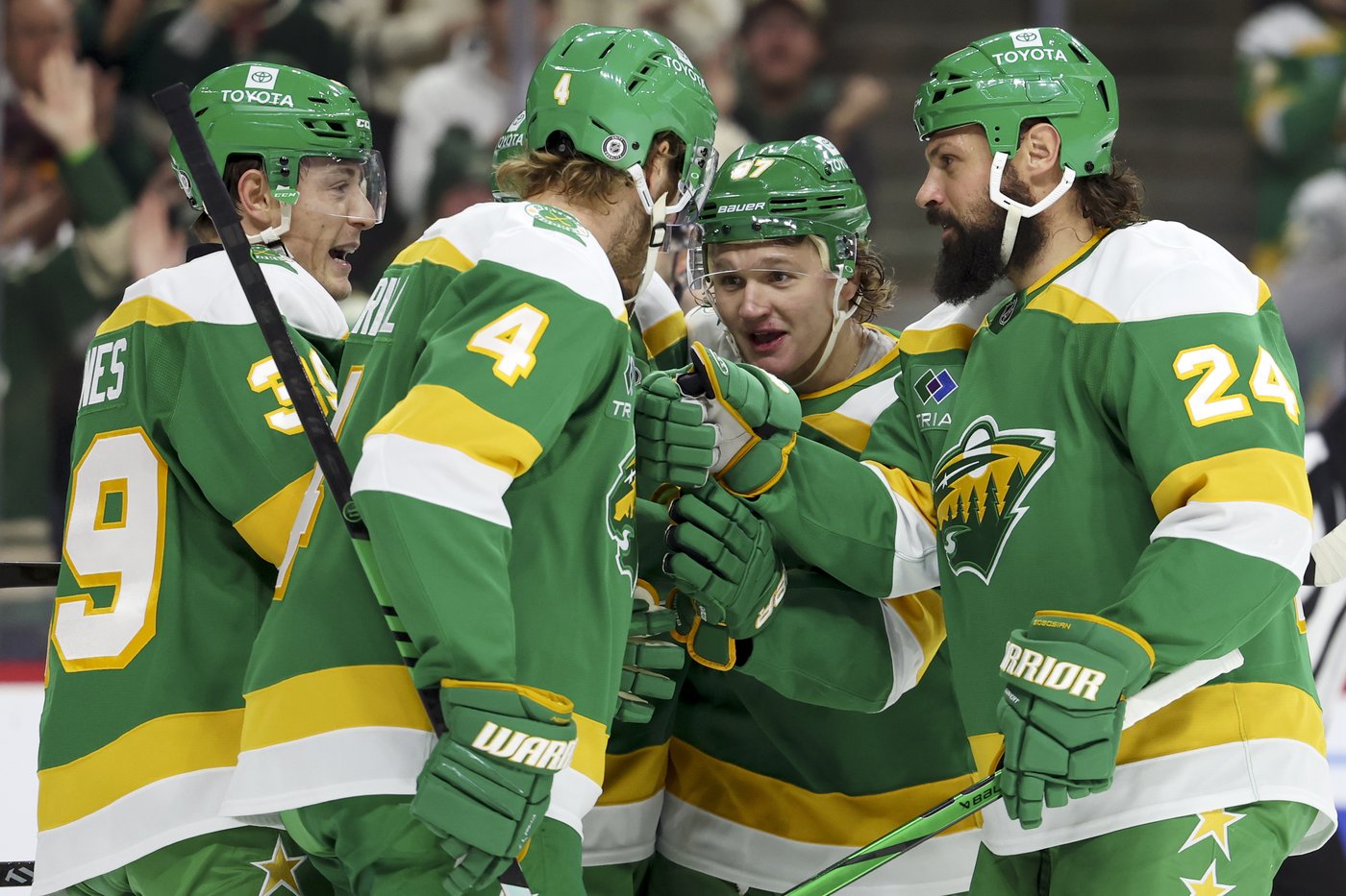 Wild's Kirill Kaprizov scores off Flyers' goalie helmet, banking shot into net | iNFOnews.ca