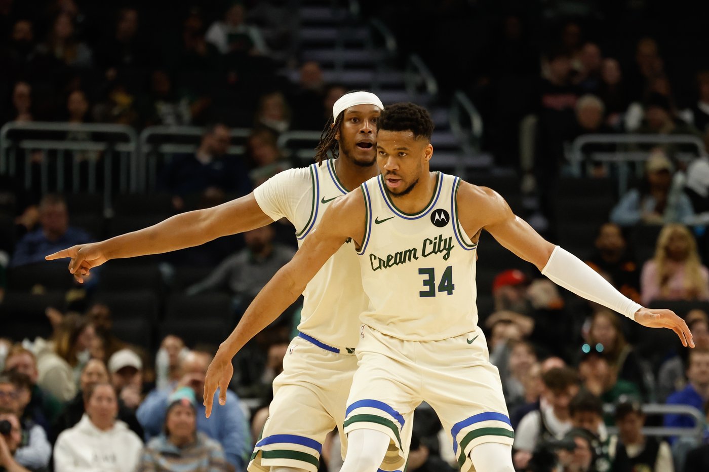 Hawks beat slumping Bucks 131-113 to win 5th straight and climb above .500 | iNFOnews.ca Hawks beat slumping Bucks 131-113 to win 5th straight and climb above .500 | iNFOnews.ca