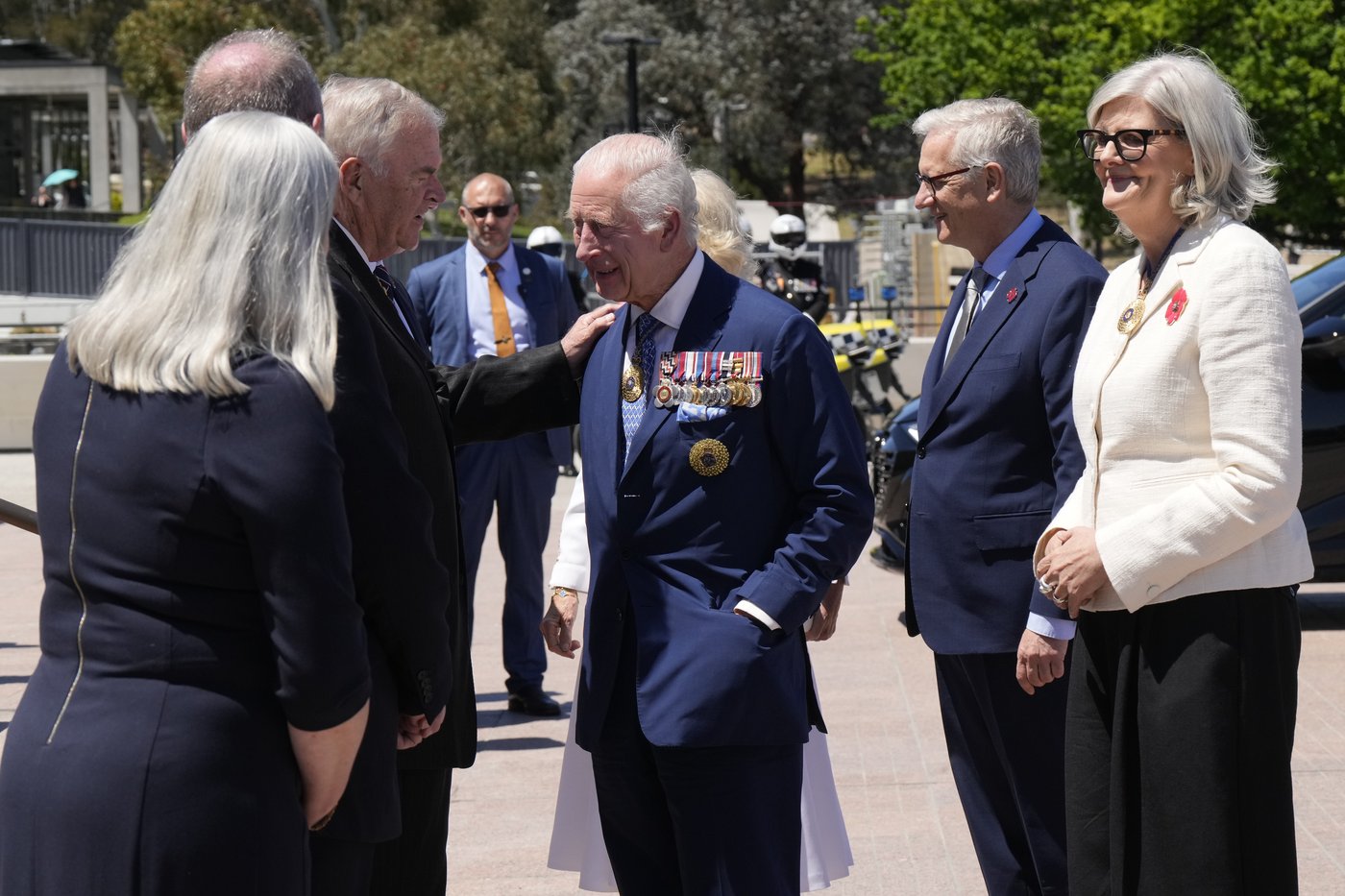 King Charles and Queen Camilla lay wreaths at Australian War Memorial then greet well-wishers | iNFOnews.ca