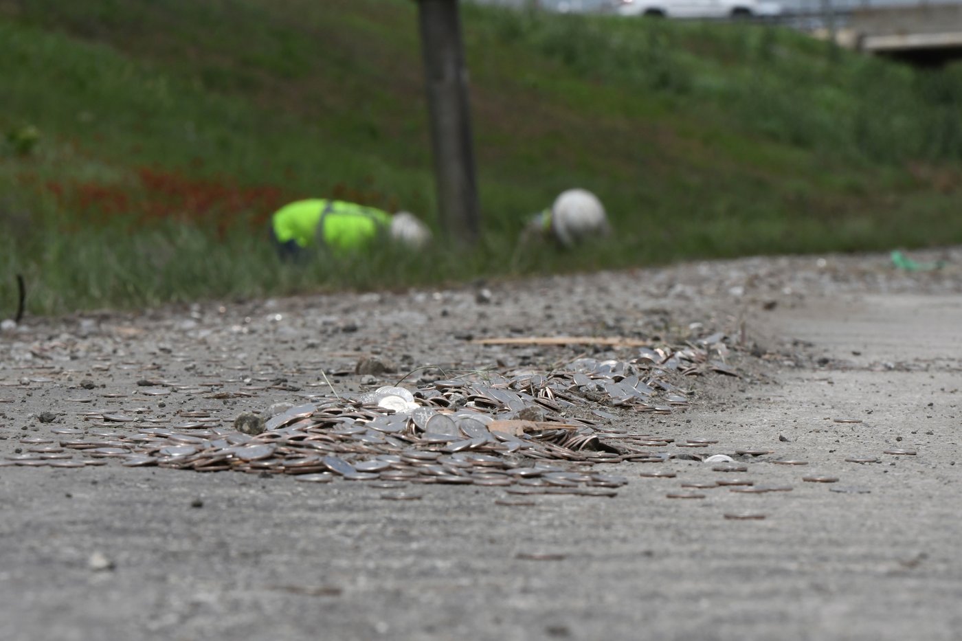 Cha-ching! Millions of dimes spill onto Texas highway after truck rolls | iNFOnews.ca