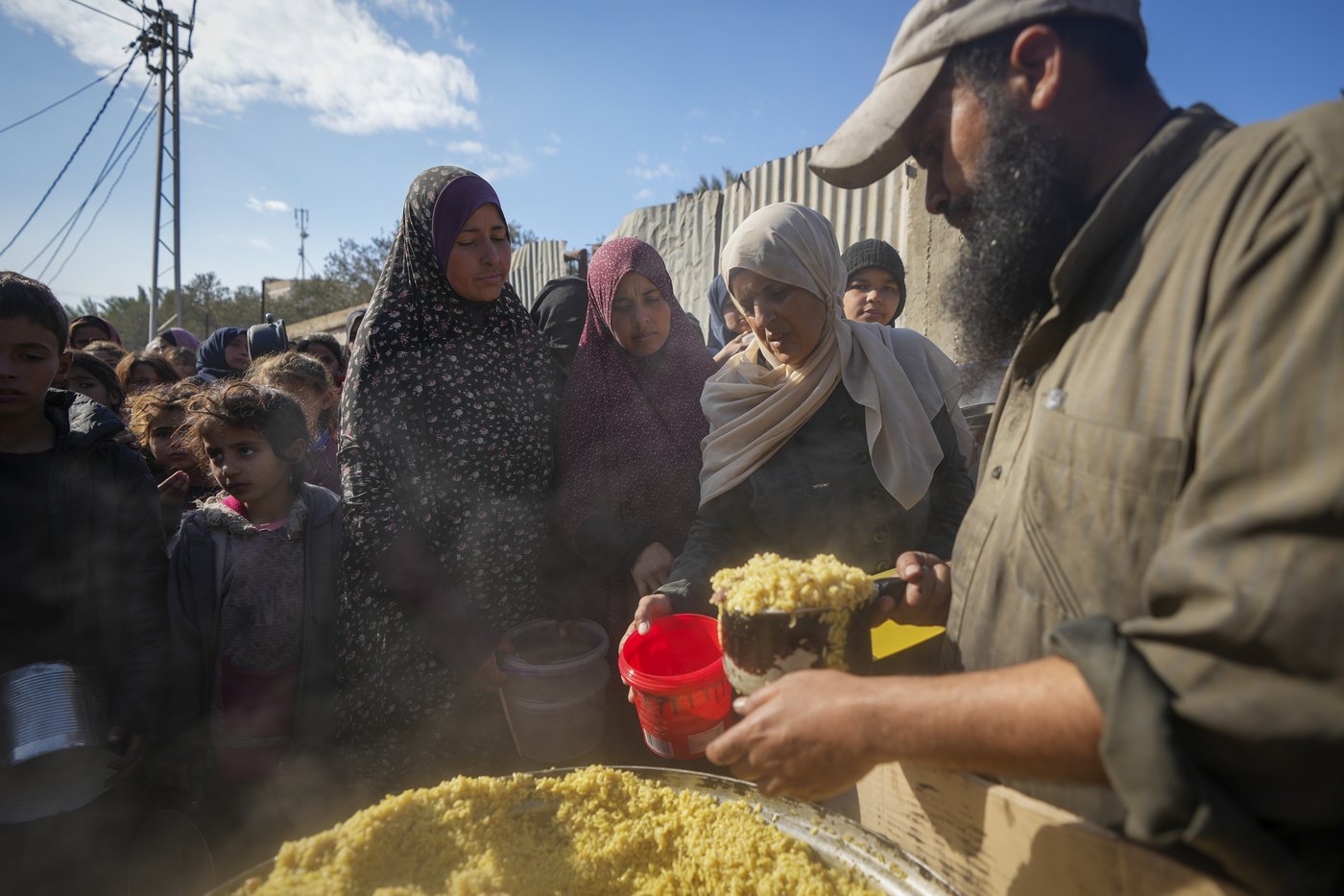 In Gaza's crowded tent camps, women wrestle with a life stripped of privacy | iNFOnews.ca