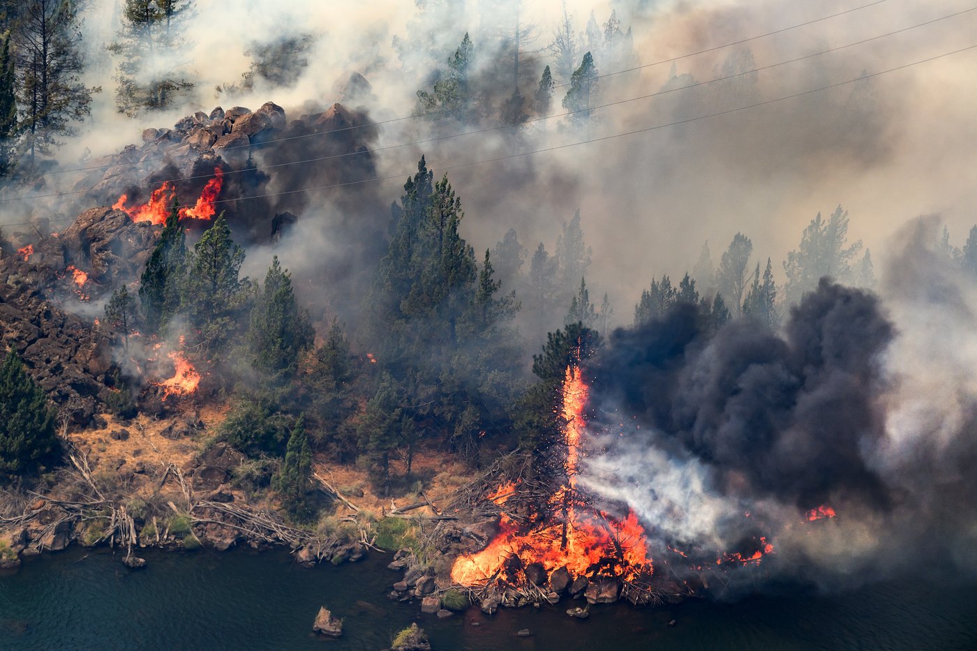 Fast-moving wildfires burn in central Oregon, in photos | iNFOnews.ca