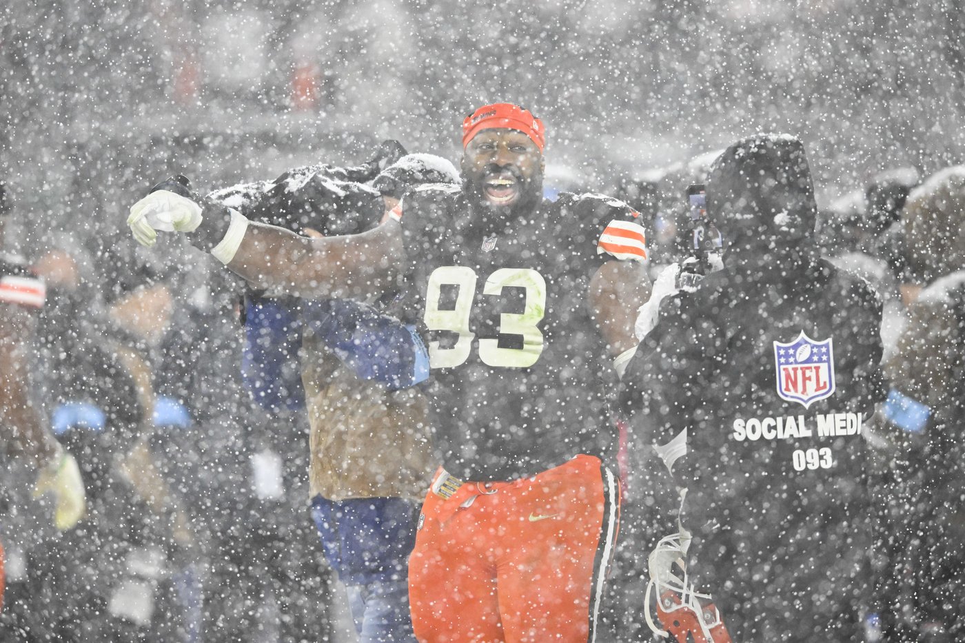 Winston's performance in snowy win over Steelers adds new layer to Browns' quarterback conundrum | iNFOnews.ca