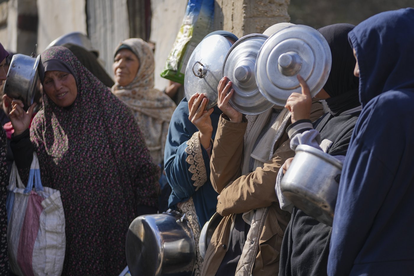 In Gaza's crowded tent camps, women wrestle with a life stripped of privacy | iNFOnews.ca