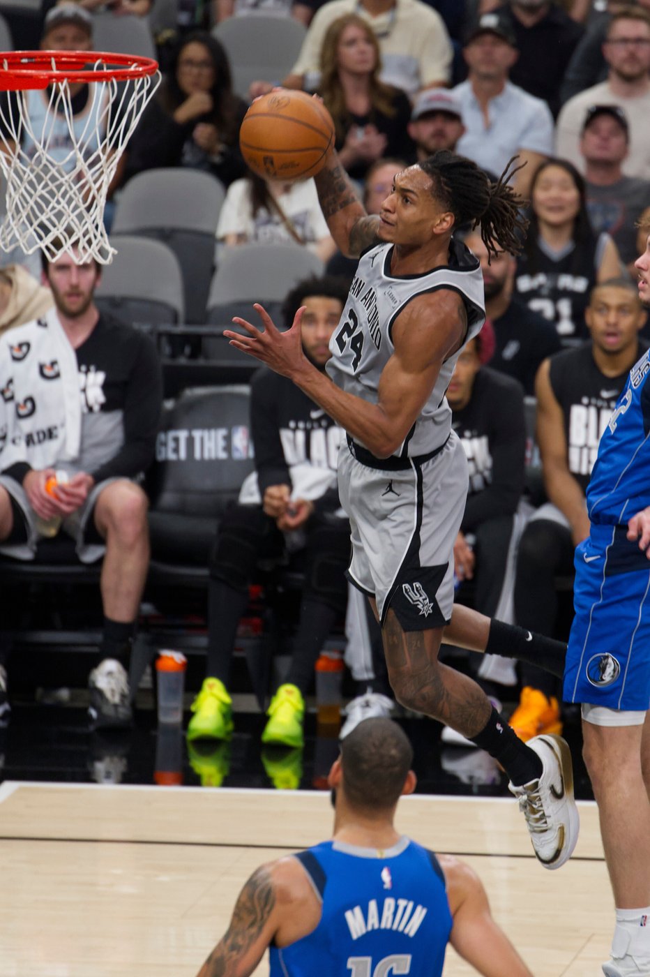 Castle's 40-point triple-double fuels surging Spurs past Mavericks for 4th straight victory | iNFOnews.ca