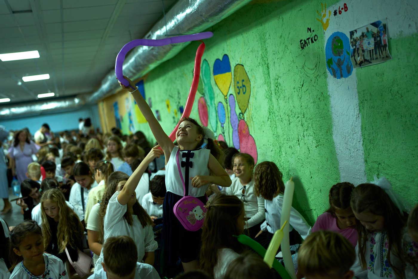 Pupils return to school in Russia and Ukraine as Kyiv students shelter from air raids, in photos | iNFOnews.ca