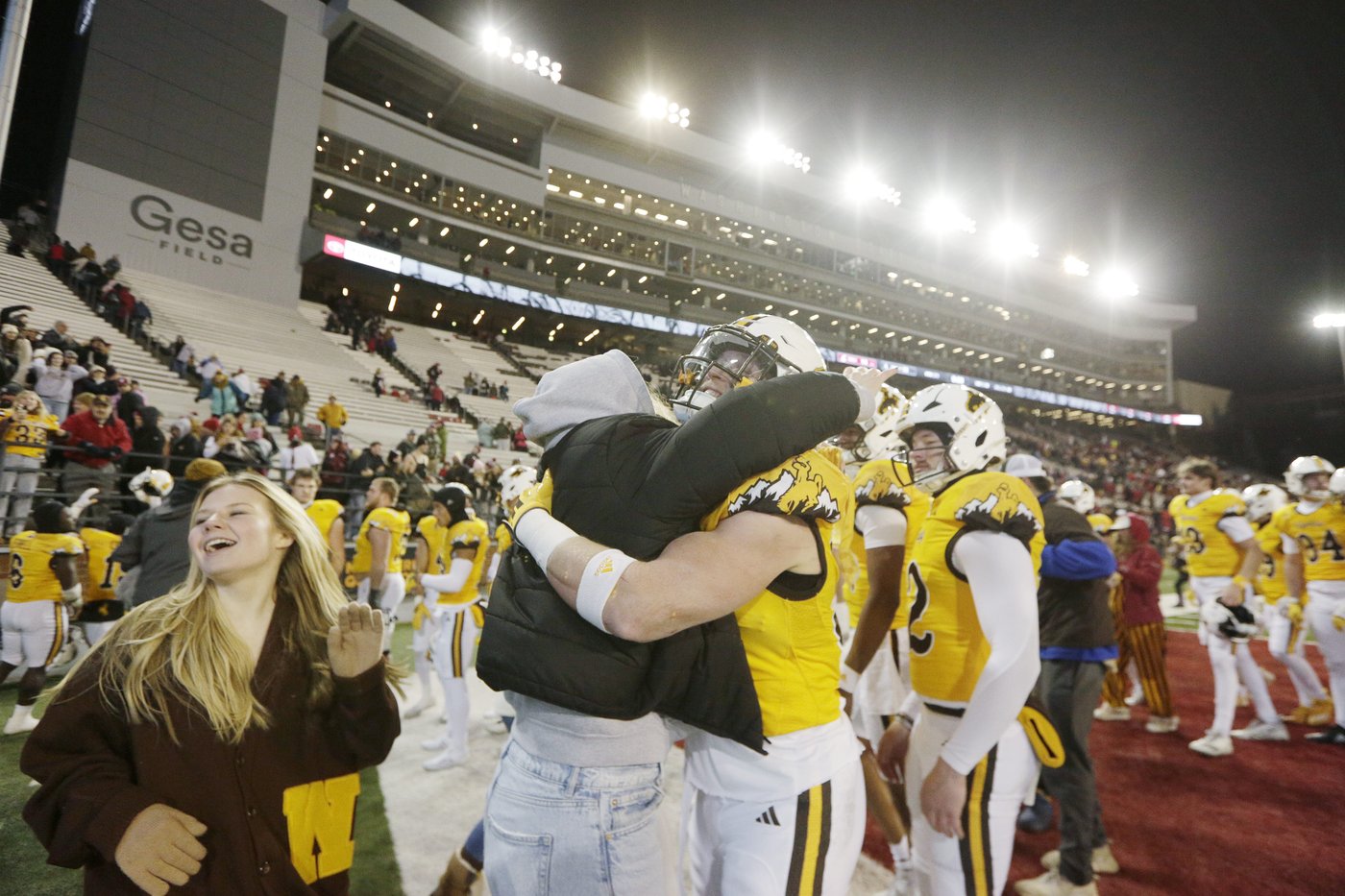 Evan Svoboda throws late TD pass to John Michael Gyllenborg as Wyoming beats Washington State 15-14 | iNFOnews.ca