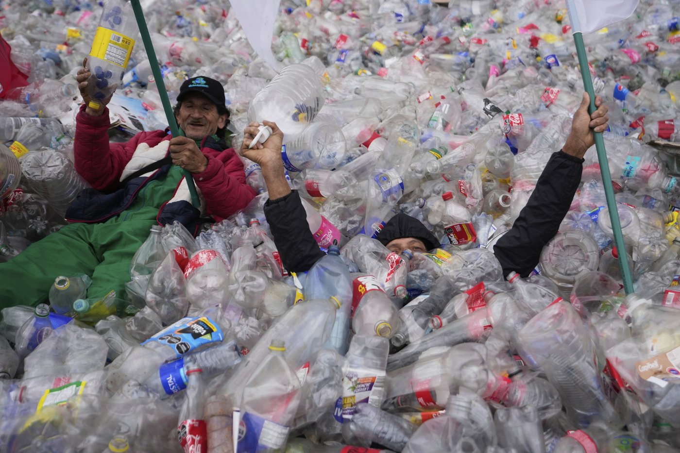 Colombian waste pickers inundate iconic Bogota square with plastic bottles to protest falling wages | iNFOnews.ca Colombian waste pickers inundate iconic Bogota square with plastic bottles to protest falling wages | iNFOnews.ca