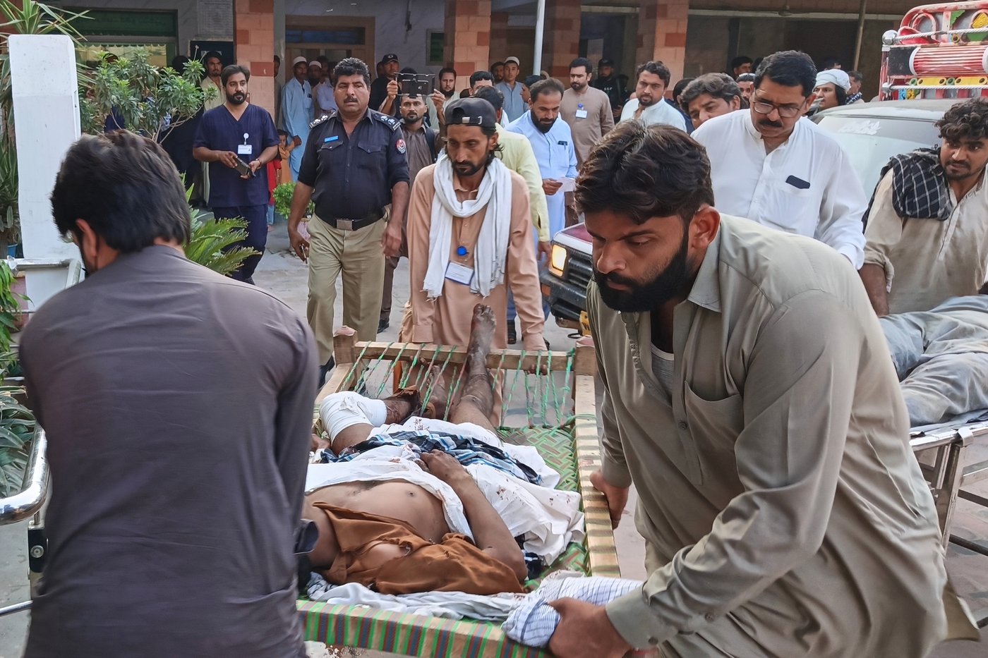 Gunmen target ambulance in Pakistan after suicide bombing at checkpoint killed 12 | iNFOnews.ca Gunmen target ambulance in Pakistan after suicide bombing at checkpoint killed 12 | iNFOnews.ca