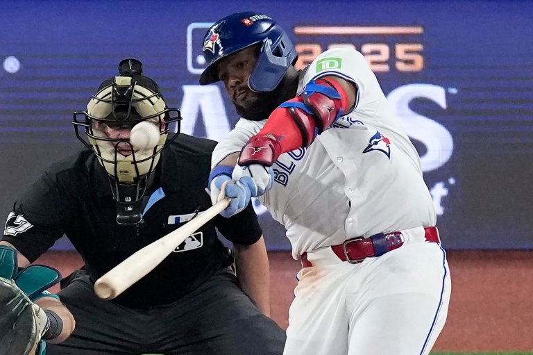 Guerrero hits 6th postseason homer and Blue Jays beat Mariners 6-2 to force Game 7 of ALCS | iNFOnews.ca