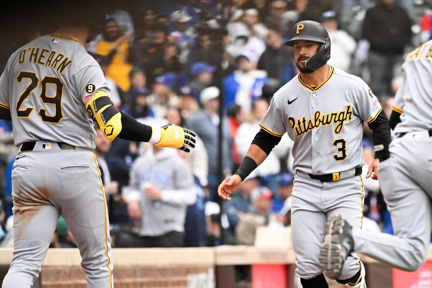Pirates survive 2 bases-loaded scares, beat Cubs 4-3 on a throwing error to clinch series | iNFOnews.ca