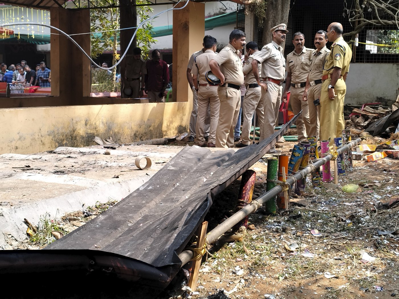 An explosion of fireworks injures more than 150 people at a temple in India | iNFOnews.ca An explosion of fireworks injures more than 150 people at a temple in India | iNFOnews.ca