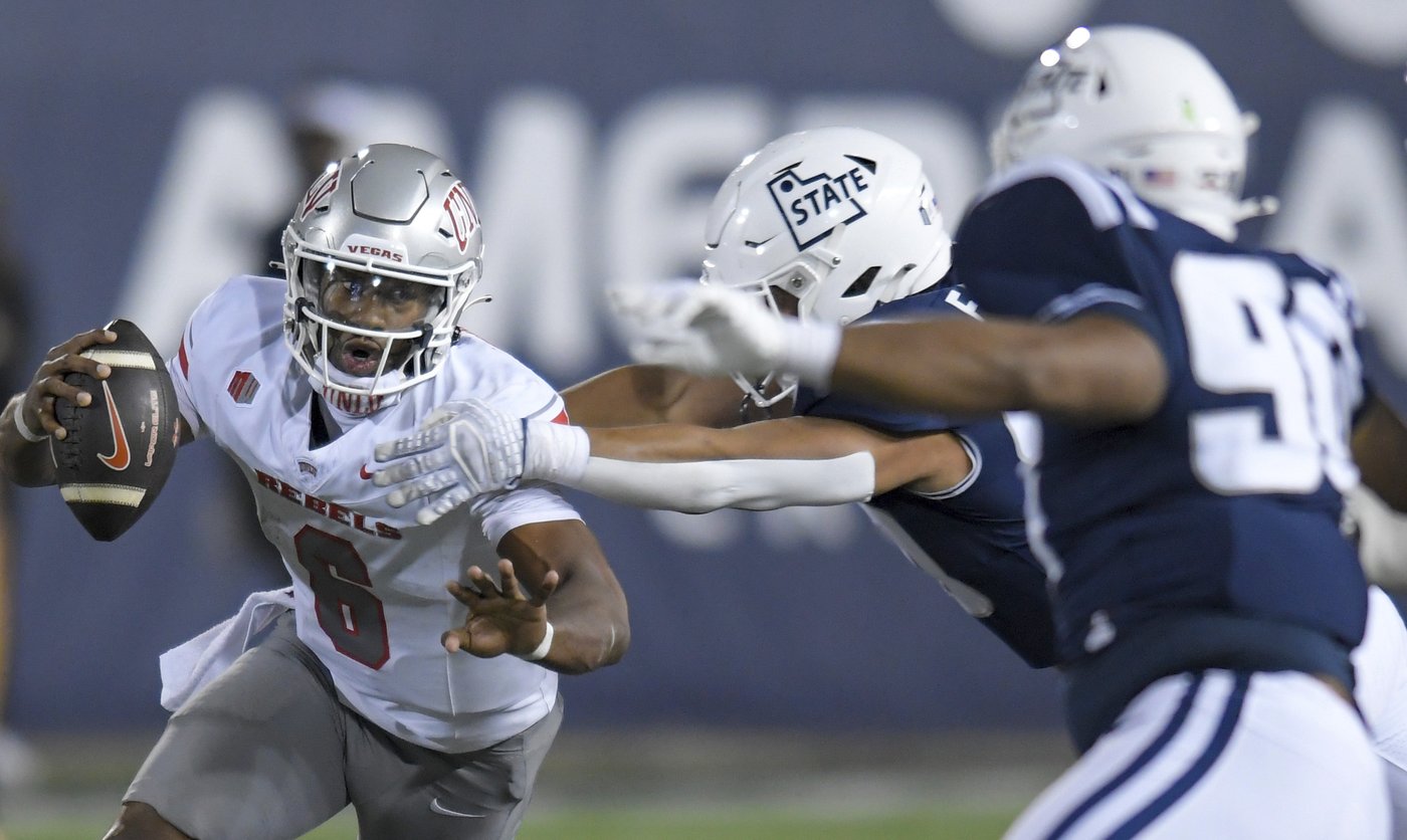 Williams throws 3 TD passes; UNLV scores 27 2nd-quarter points, beats Utah State 50-34 | iNFOnews.ca