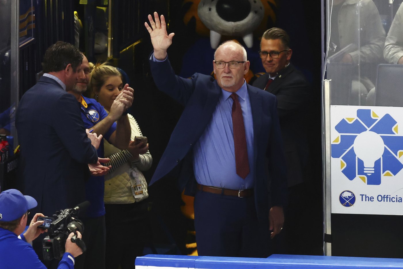 Coach Lindy Ruff earns 900th victory in Sabres' season-ending 5-4 win over Flyers | iNFOnews.ca