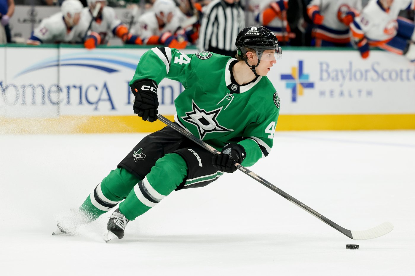 Bo Horvat gets 13th goal before ejection for Islanders in 3-2 win over Stars after tense finish | iNFOnews.ca Bo Horvat gets 13th goal before ejection for Islanders in 3-2 win over Stars after tense finish | iNFOnews.ca
