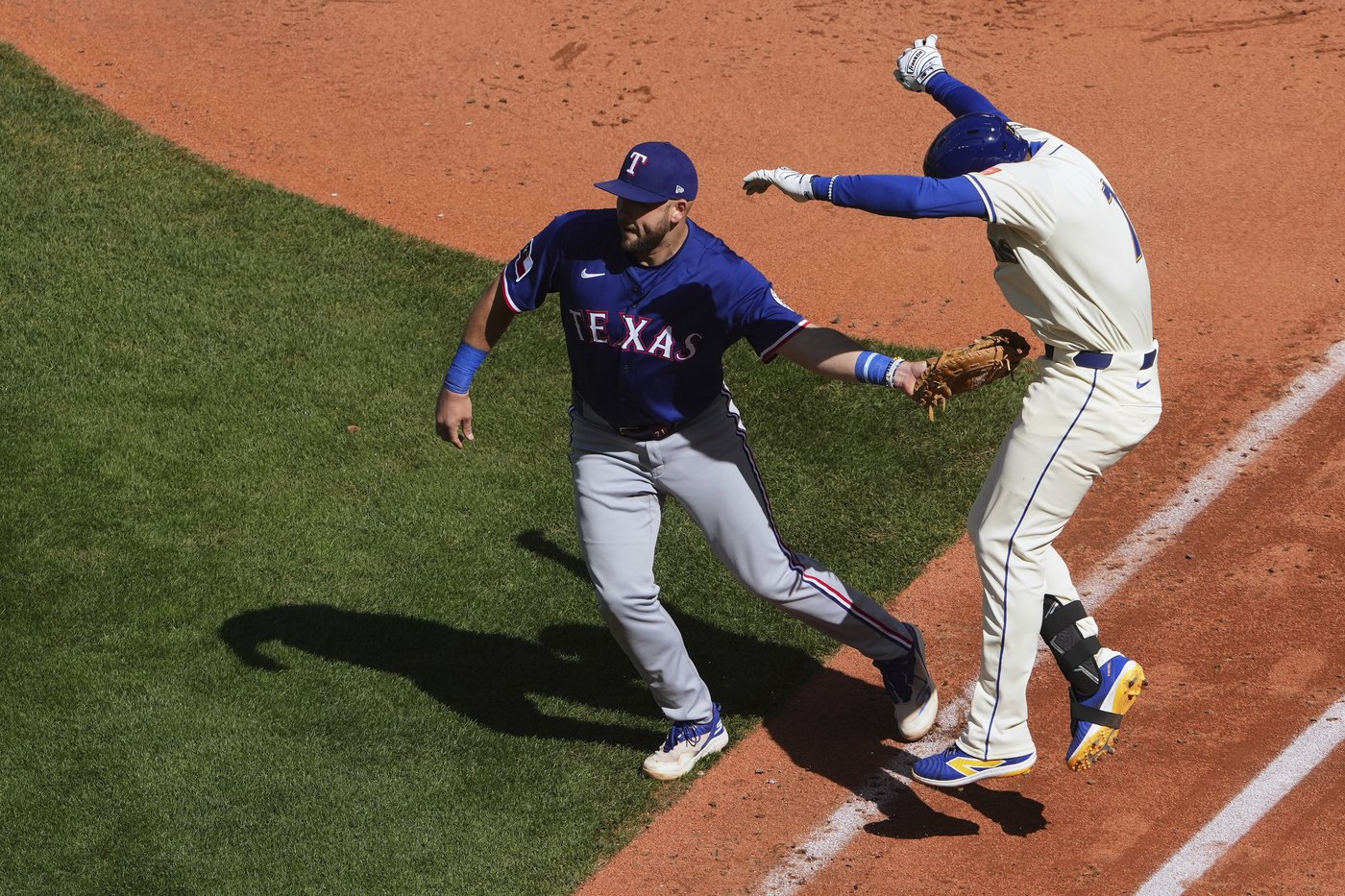 Raleigh homers for 3rd straight game to give Mariners 3-1 win, sweep of Rangers | iNFOnews.ca