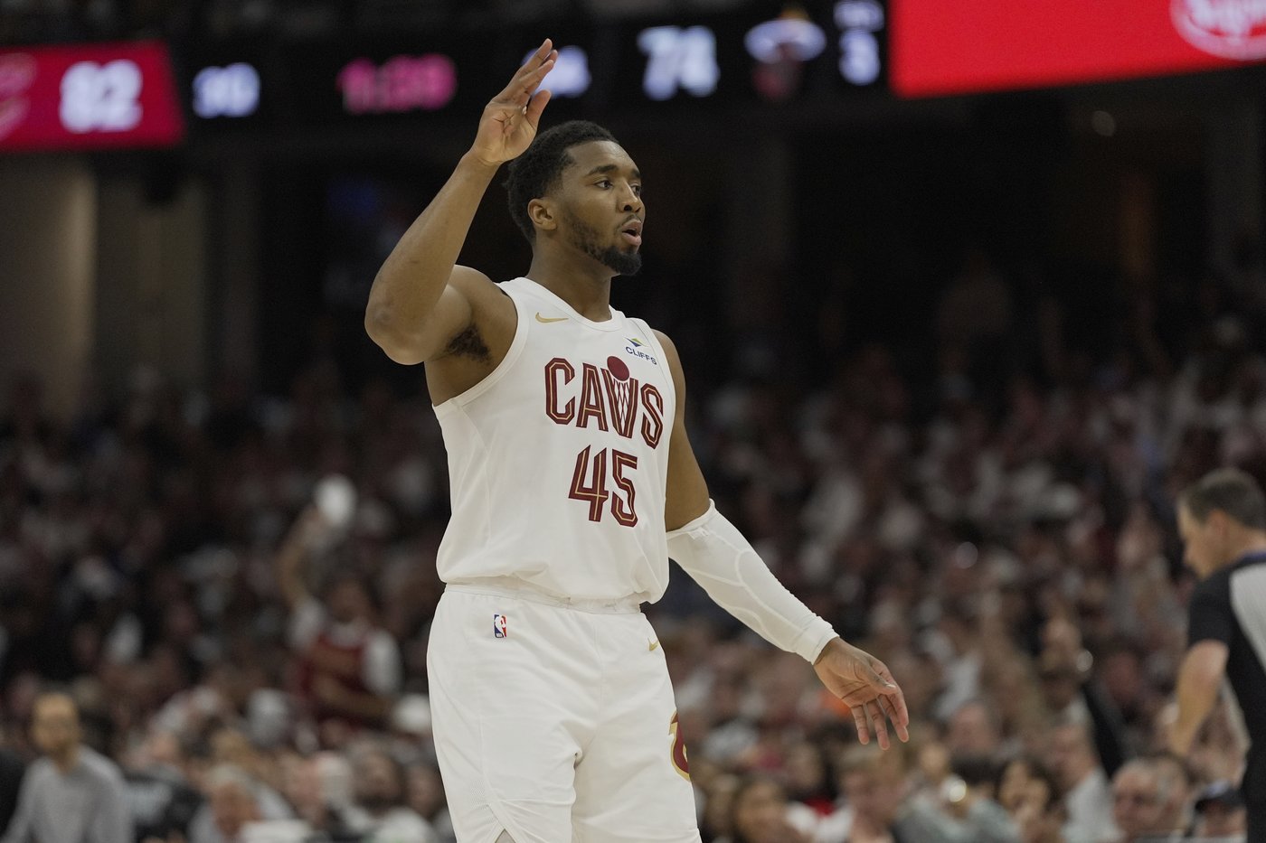 Mitchell, Jerome help Cavaliers rout Heat 121-100 in Game 1 of 1st-round series | iNFOnews.ca