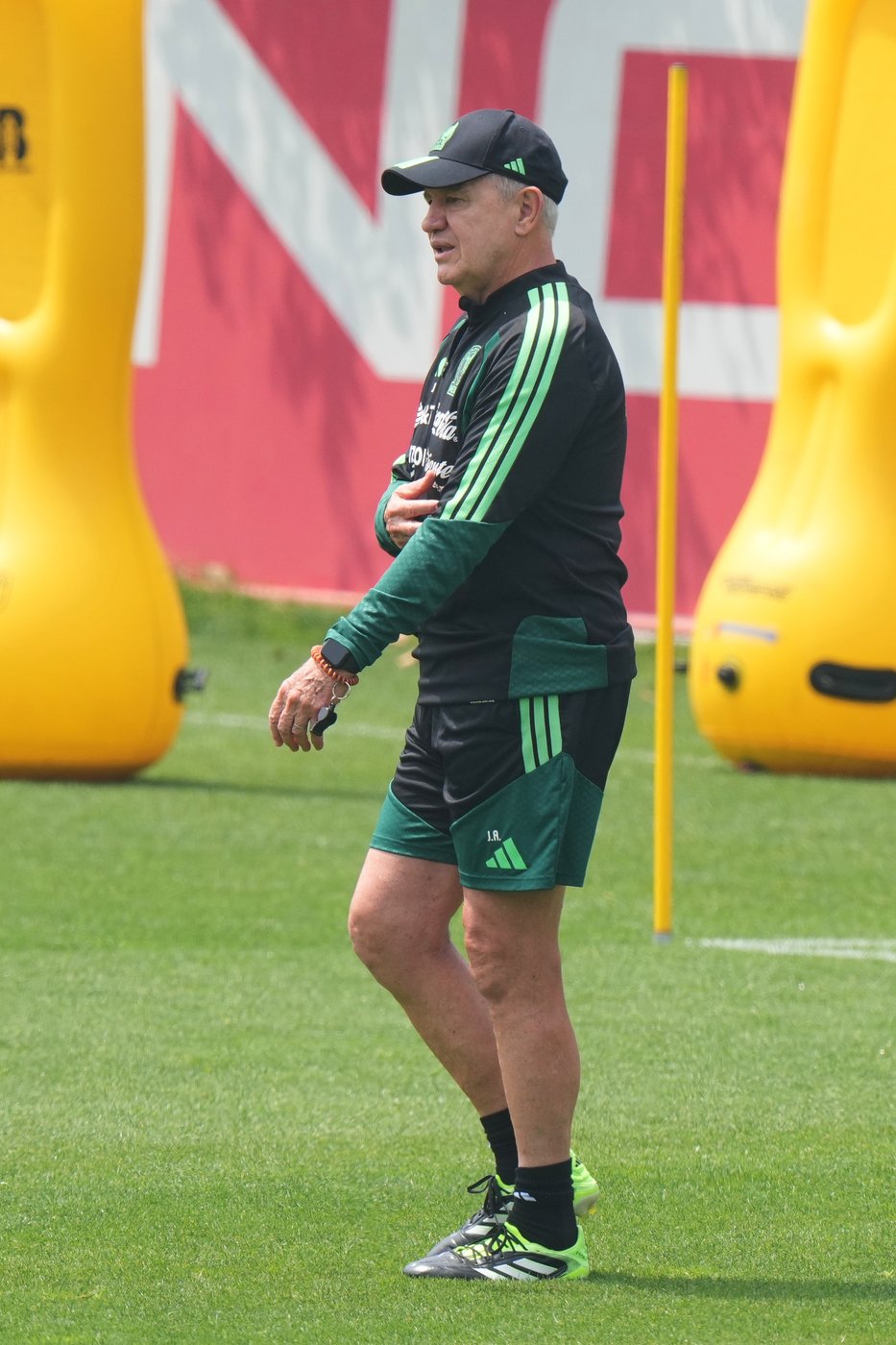 Ochoa's energy is rubbing off on Mexico teammates as goalkeeper eyes a sixth World Cup at 40 | iNFOnews.ca