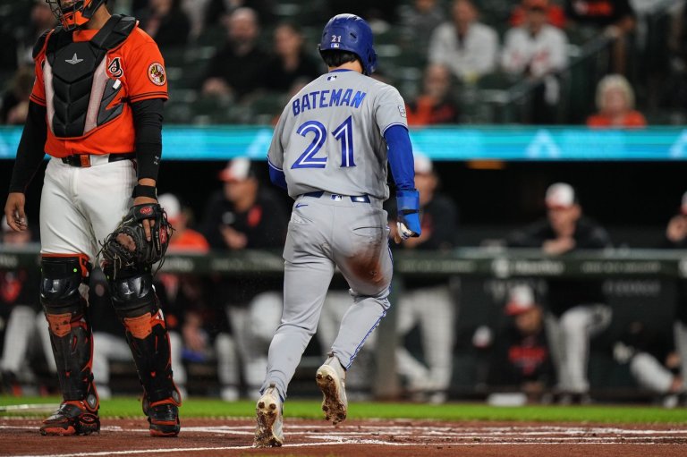 Blue Jays center fielder Brett Bateman injured while making sliding catch against Orioles | iNFOnews.ca