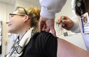 Canadian study shows flu vaccine halves risk of infection this year | iNFOnews.ca CP21582679