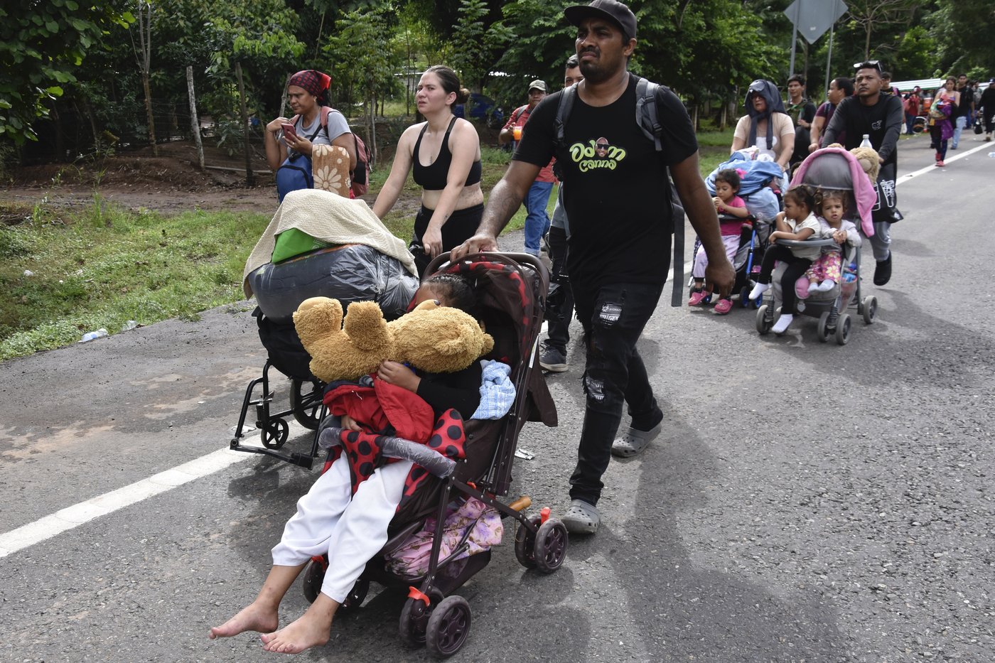 About 1,500 migrants form a new caravan in Mexico. Here's what it means | iNFOnews.ca