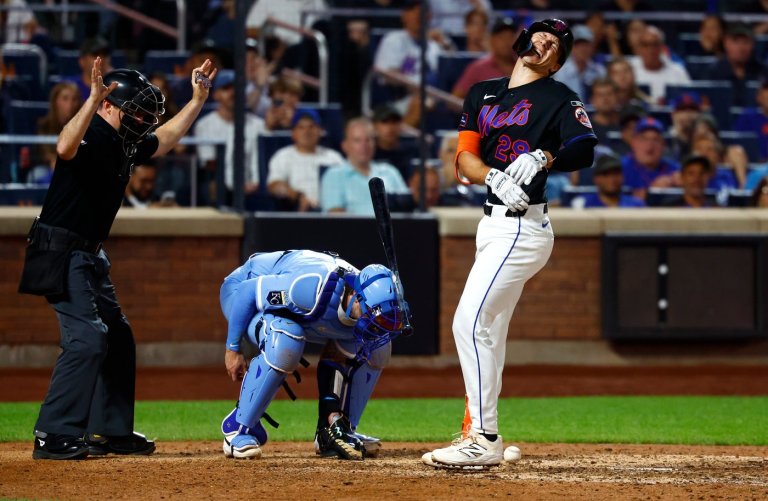 Jared Young hit by a pitch with the bases loaded, ignites a 5-run eighth as Mets beat Royals 6-2 | iNFOnews.ca