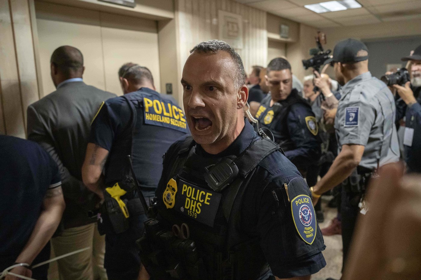 Elected officials among dozens of protesters arrested at a Manhattan immigration holding facility | iNFOnews.ca