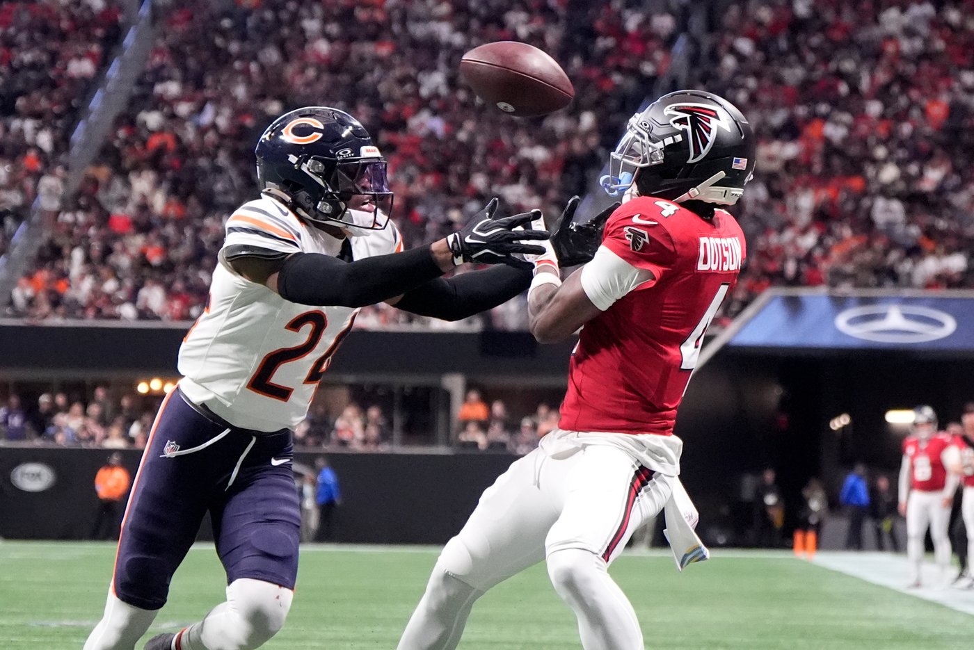 Caleb Williams completes first 12 passes in return after missing 3 games as Bears top Falcons 31-23 | iNFOnews.ca