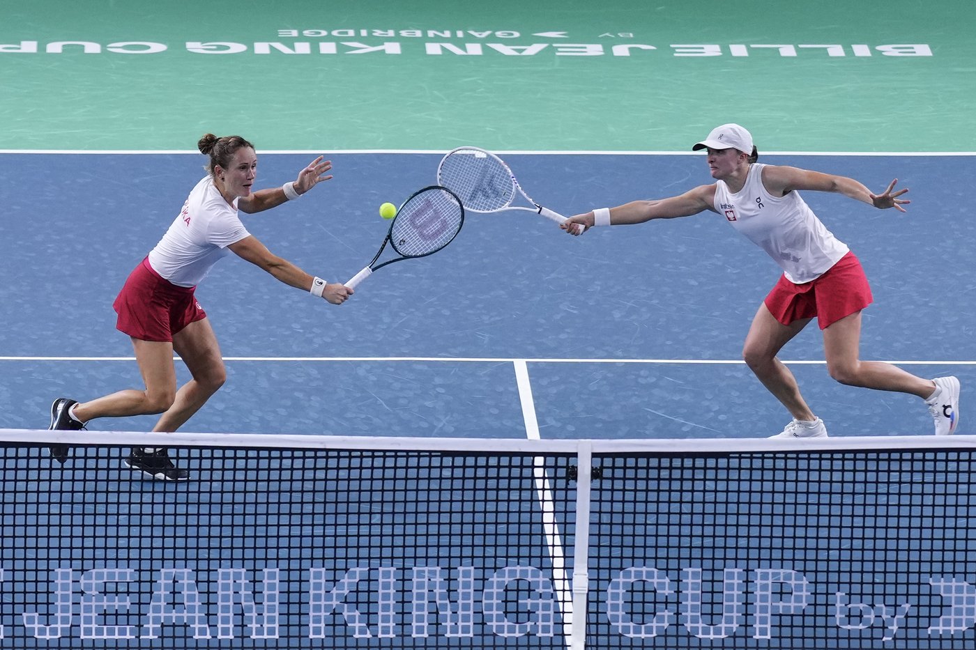 Swiatek leads Poland comeback over Czechs to set up BJK Cup semi against Paolini's Italy | iNFOnews.ca