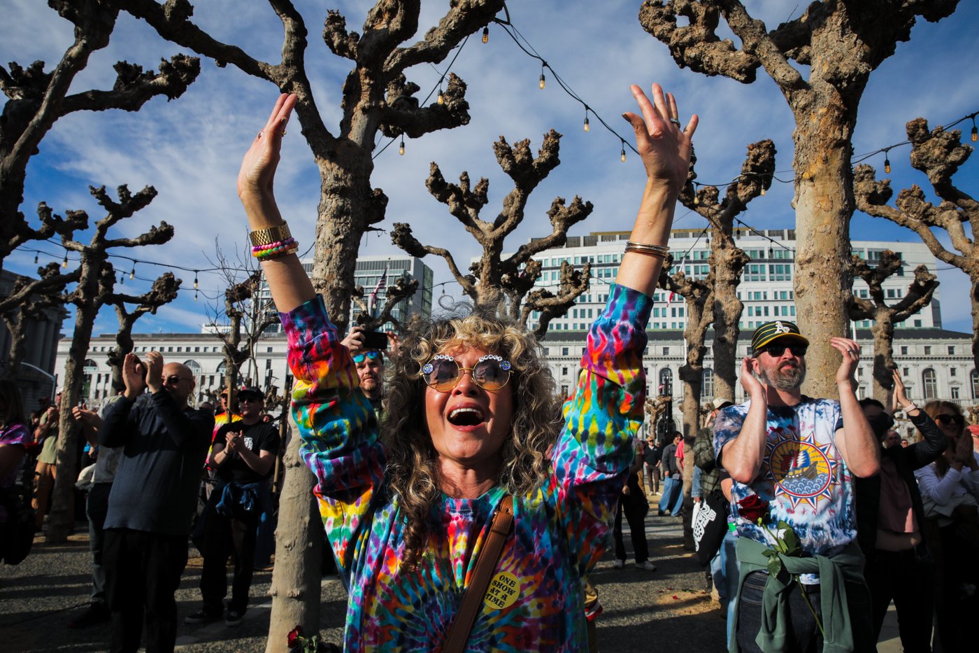 Thousands of fans celebrate life of legendary Grateful Dead guitarist Bob Weir in San Francisco | iNFOnews.ca