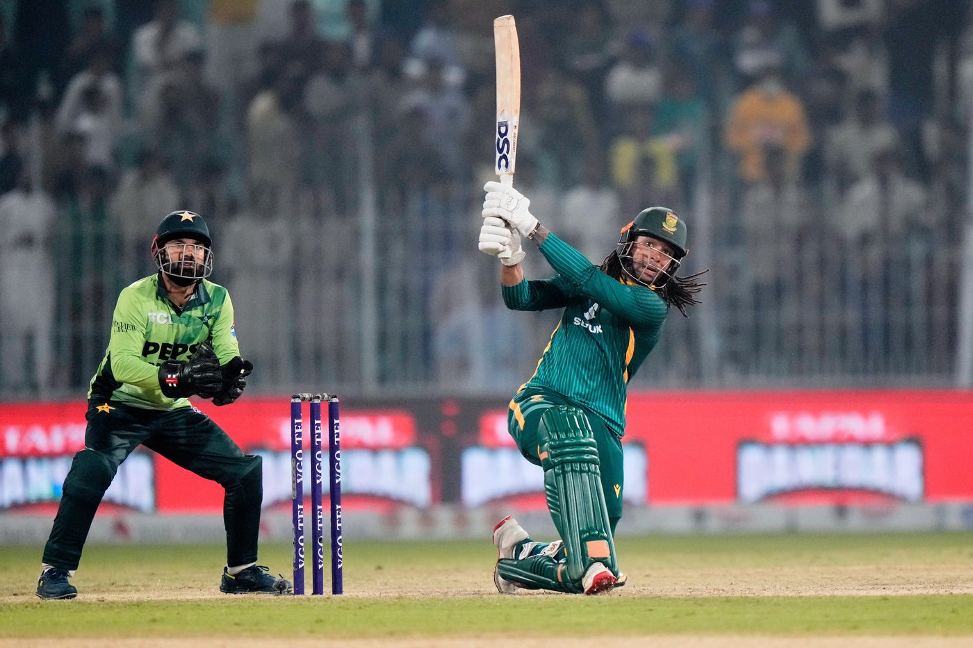 De Kock revives international career with a century as South Africa thrashes Pakistan in 2nd ODI | iNFOnews.ca