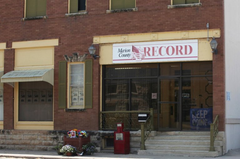 A Kansas town will pay $850K to end a reporter's lawsuit over a 2023 raid on her paper's offices | iNFOnews.ca
