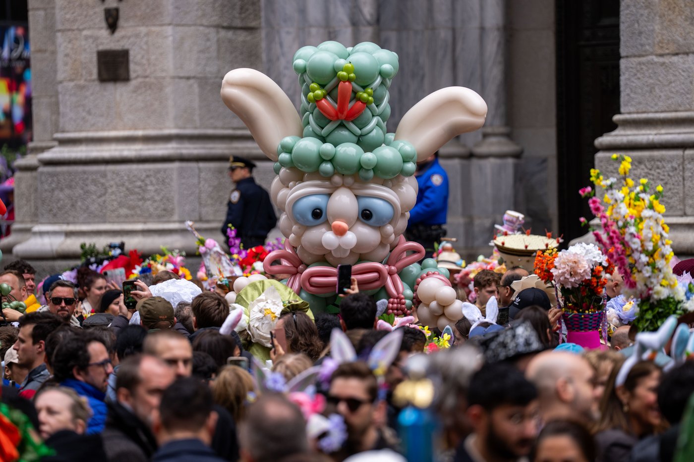 Dazzling outfits and colorful hats shine at New York Easter parade, in photos | iNFOnews.ca