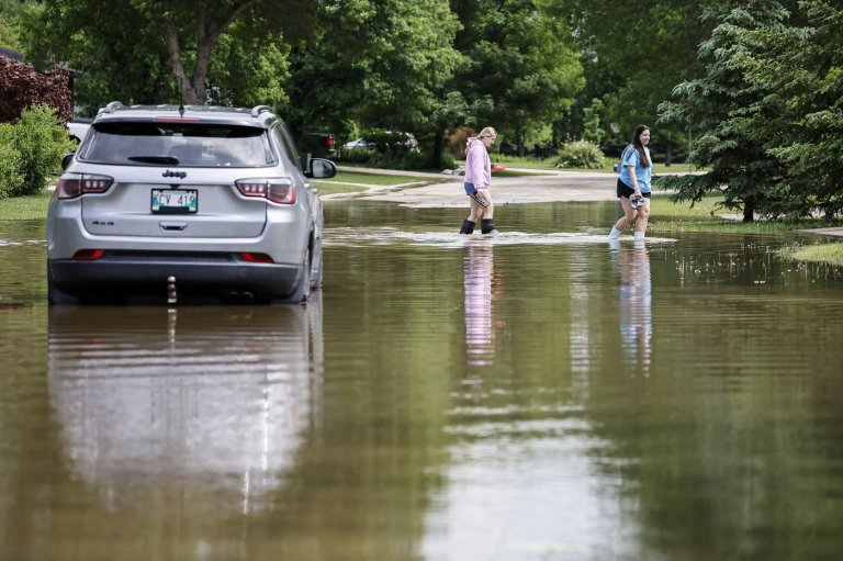 More Canadians now report being affected by extreme weather, poll suggests | iNFOnews.ca