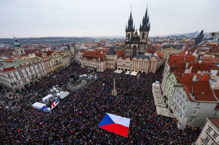 Tens of thousands of Czechs rally in support of President Pavel over dispute with foreign minister | iNFOnews.ca