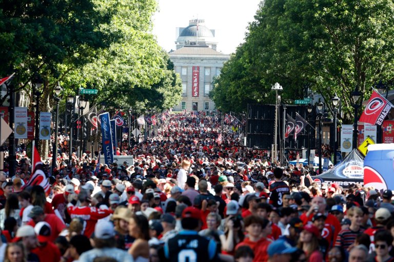 Hurricanes fans jam into downtown Raleigh for team's Stanley Cup parade, celebration | iNFOnews.ca