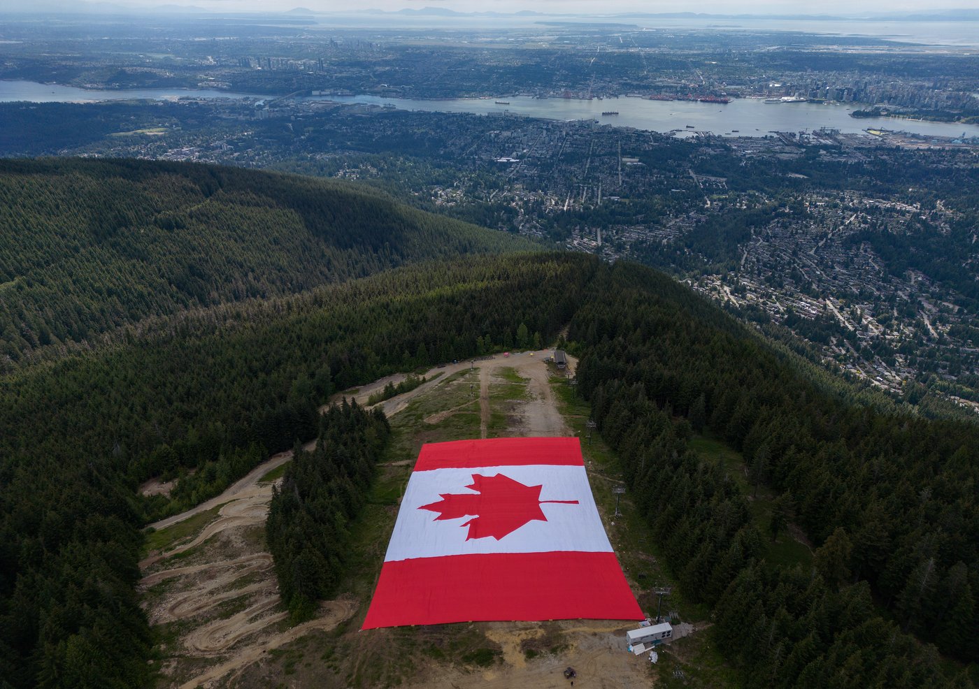 'Biggest Canadian flag' unfurled in Vancouver for World Cup, but may breach etiquette | iNFOnews.ca