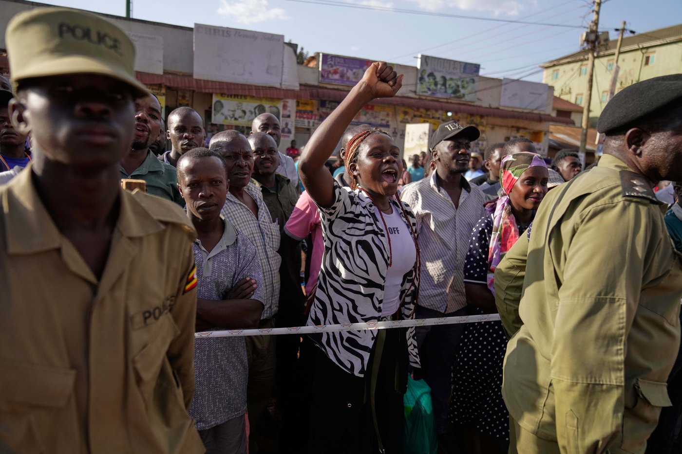 Photos show voters going to the polls in Uganda's presidential election | iNFOnews.ca