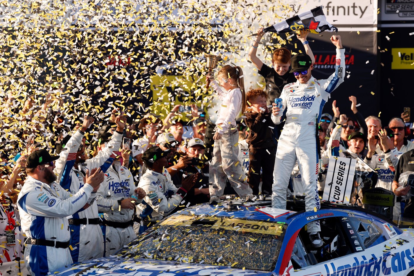 Kyle Larson extends Chase points lead with first NASCAR win at Talladega after last-lap scramble | iNFOnews.ca