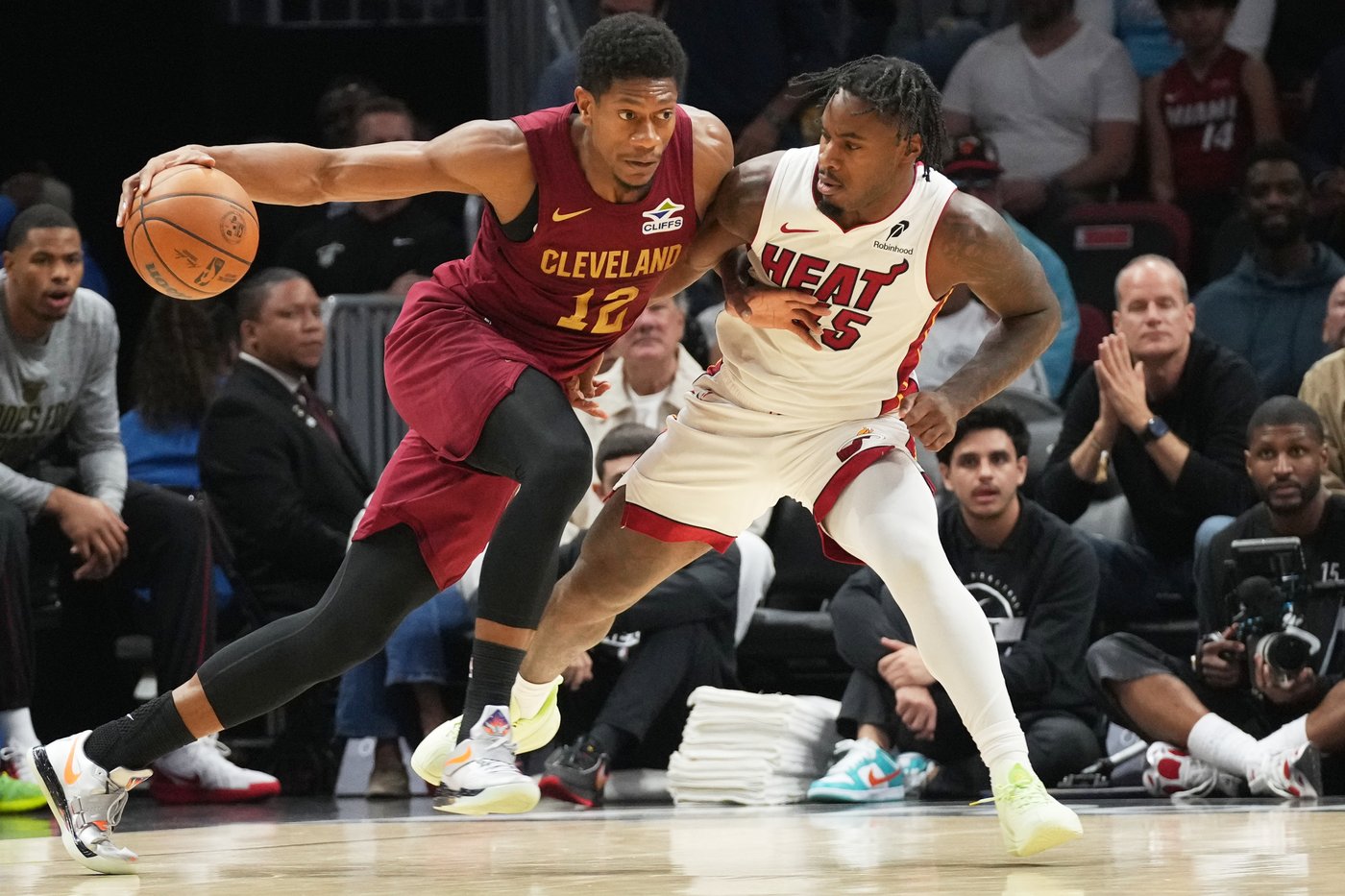 Andrew Wiggins' alley-oop dunk at OT buzzer gives Heat a 140-138 win over the Cavaliers | iNFOnews.ca Andrew Wiggins' alley-oop dunk at OT buzzer gives Heat a 140-138 win over the Cavaliers | iNFOnews.ca