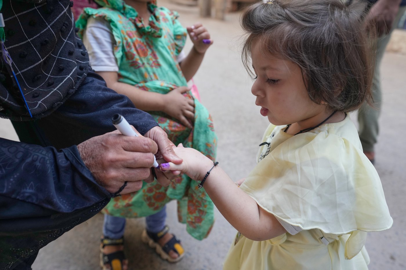 Suspected militants kill police officer assigned to guard polio team as nationwide campaign begins | iNFOnews.ca Suspected militants kill police officer assigned to guard polio team as nationwide campaign begins | iNFOnews.ca