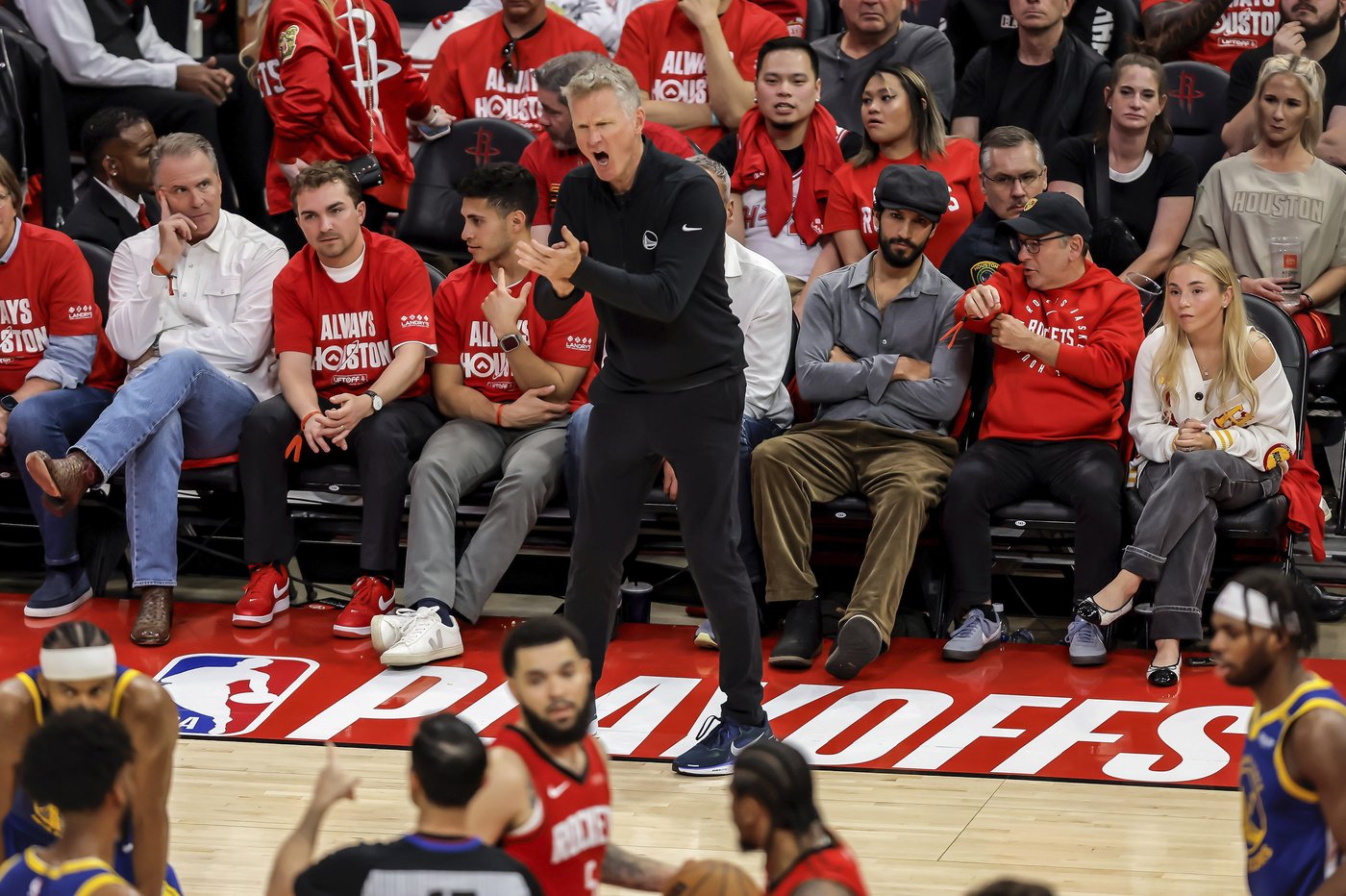 Curry ices his right thumb after Warriors struggle across the board and lose to Rockets in Game 5 | iNFOnews.ca